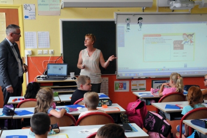 Rentrée des classes : le Maire en visite dans des classes halluinoises connectées